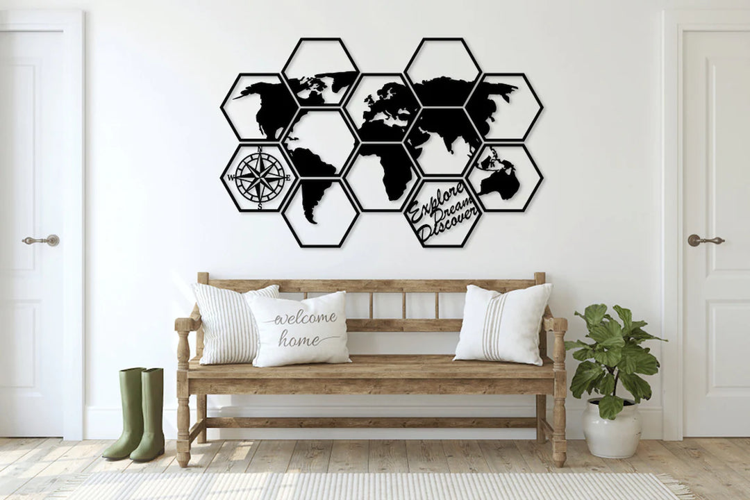 Moderne wereldkaart wanddecoratie in zeshoek vorm van MDF aan de muur in minimalistisch interieur