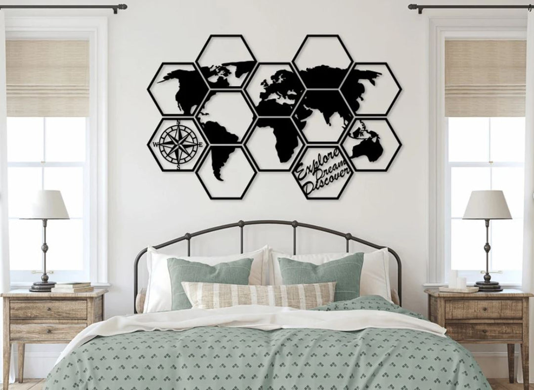 Hexagon wereldkaart wanddecoratie van MDF in zwart design boven een bank in moderne woonkamer
