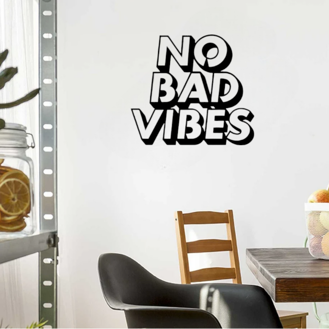 no bad vibes muurdecoratie zwart aan de muur bij trap in hal