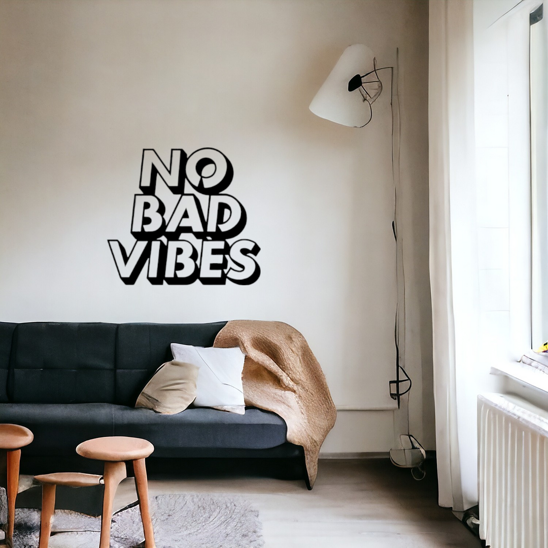 no bad vibes wanddecoratie MDF zwart aan de muur in modern interieur